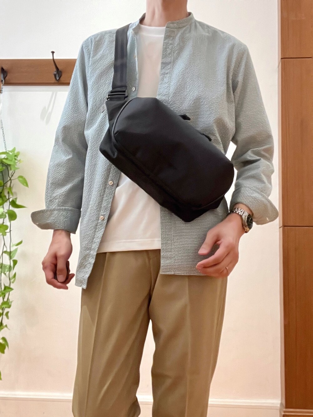 グリーン系のシャツ/ブラウス、ベージュ系のその他パンツ、ホワイト系のTシャツ/カットソーを着用したメンズの春コーディネートの7枚目の写真