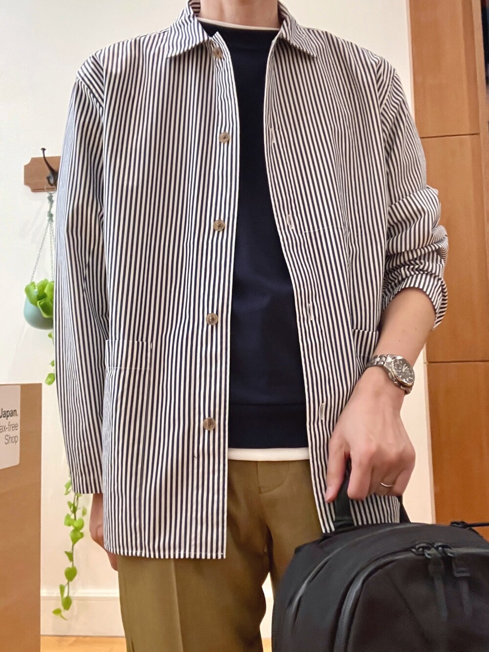 ブルー系のシャツ/ブラウス、ブルー系のTシャツ/カットソー、ベージュ系のその他パンツを着用したメンズの春コーディネートの6枚目の写真