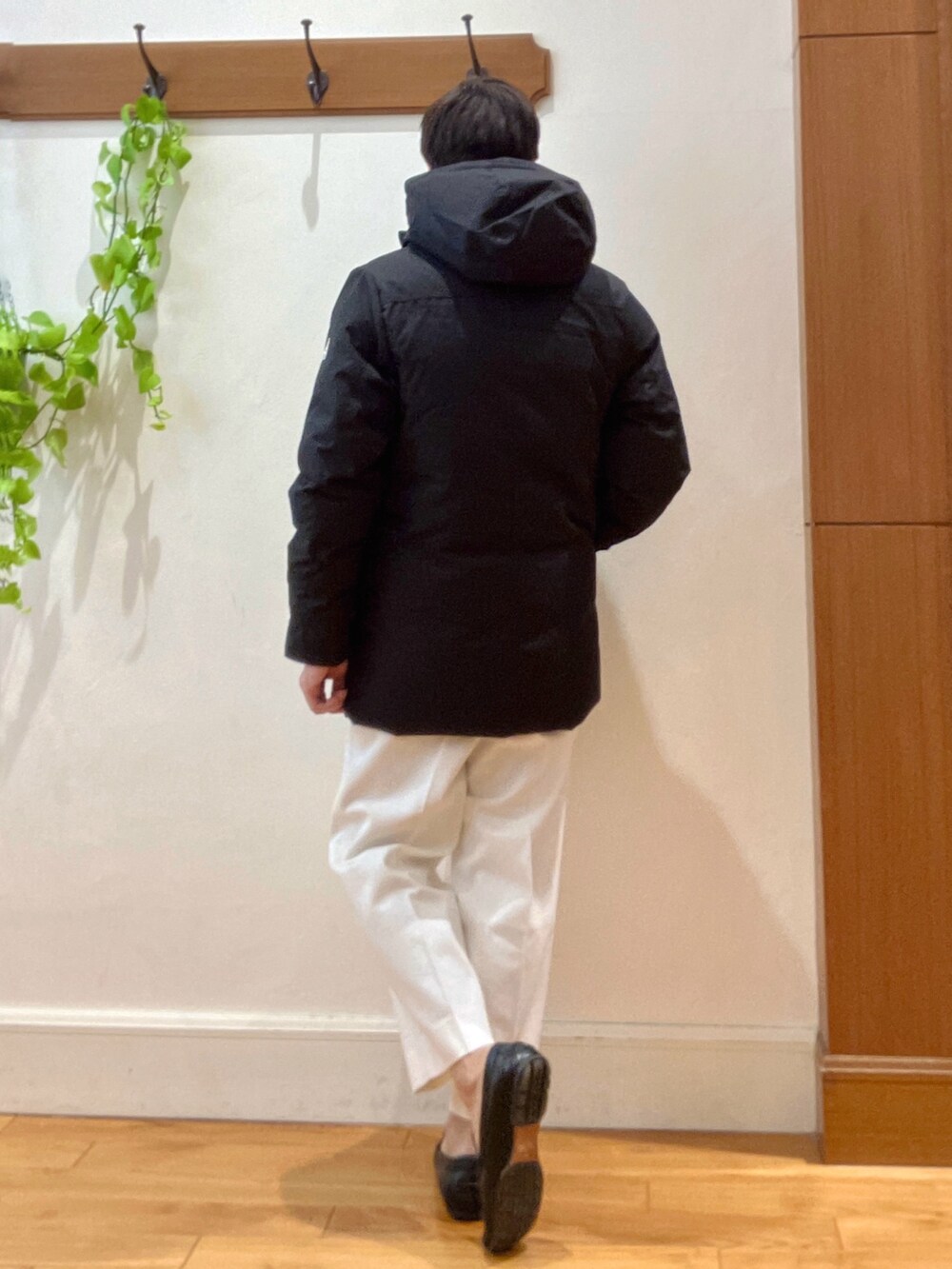 ホワイト系のTシャツ/カットソー、ブラック系のダウンジャケット/コート、ブルー系のカーディガン/ボレロを着用したメンズの冬コーディネートの4枚目の写真