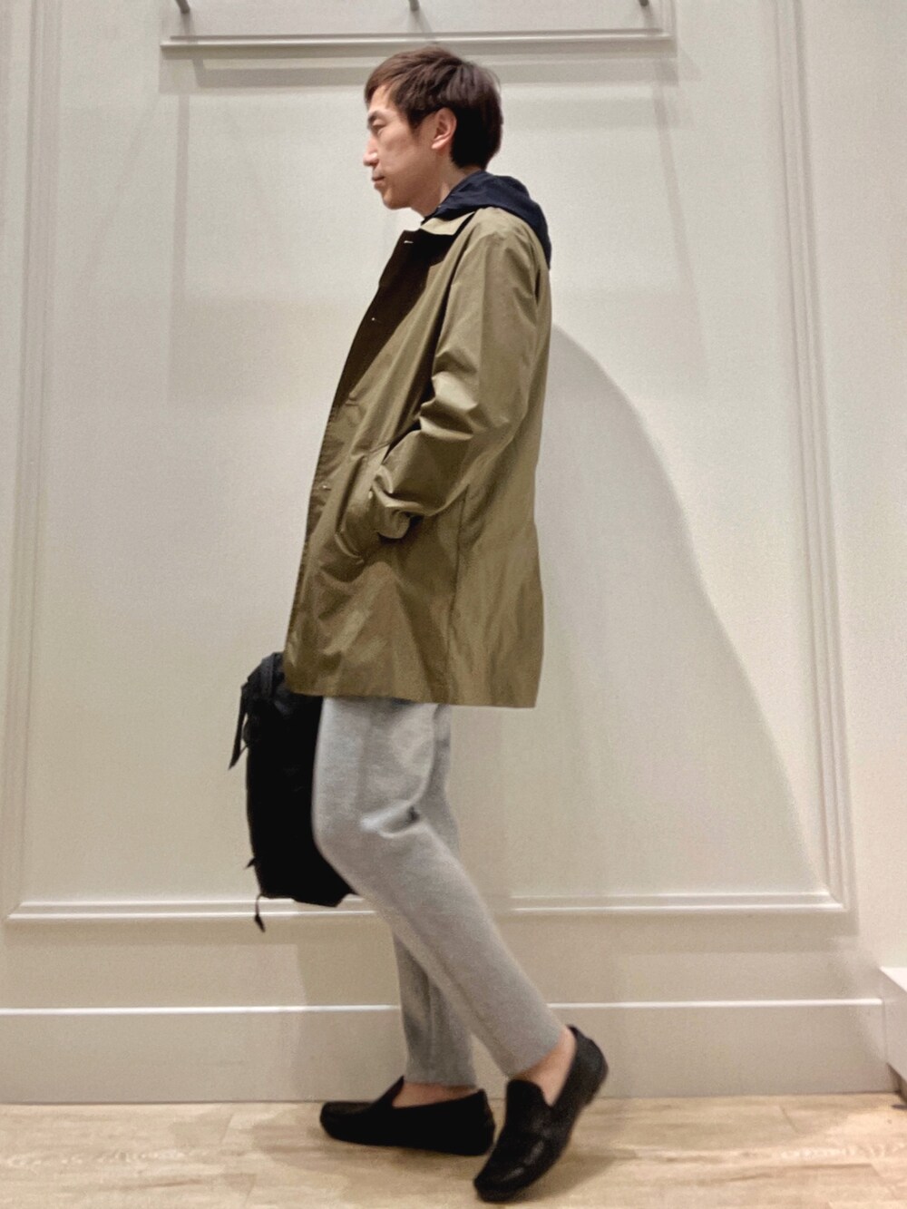 ブラック系のバックパック/リュック、グレー系のその他パンツ、ホワイト系のTシャツ/カットソーを着用したメンズの冬コーディネートの2枚目の写真