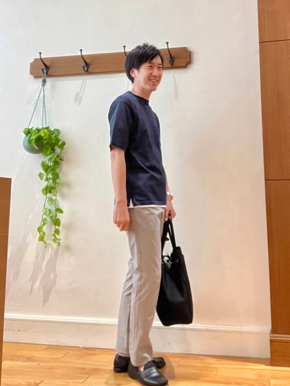 ベージュ系のその他パンツ、ブラック系のトートバッグ、グレー系のニット/セーターを着用したメンズの春コーディネートの5枚目の写真