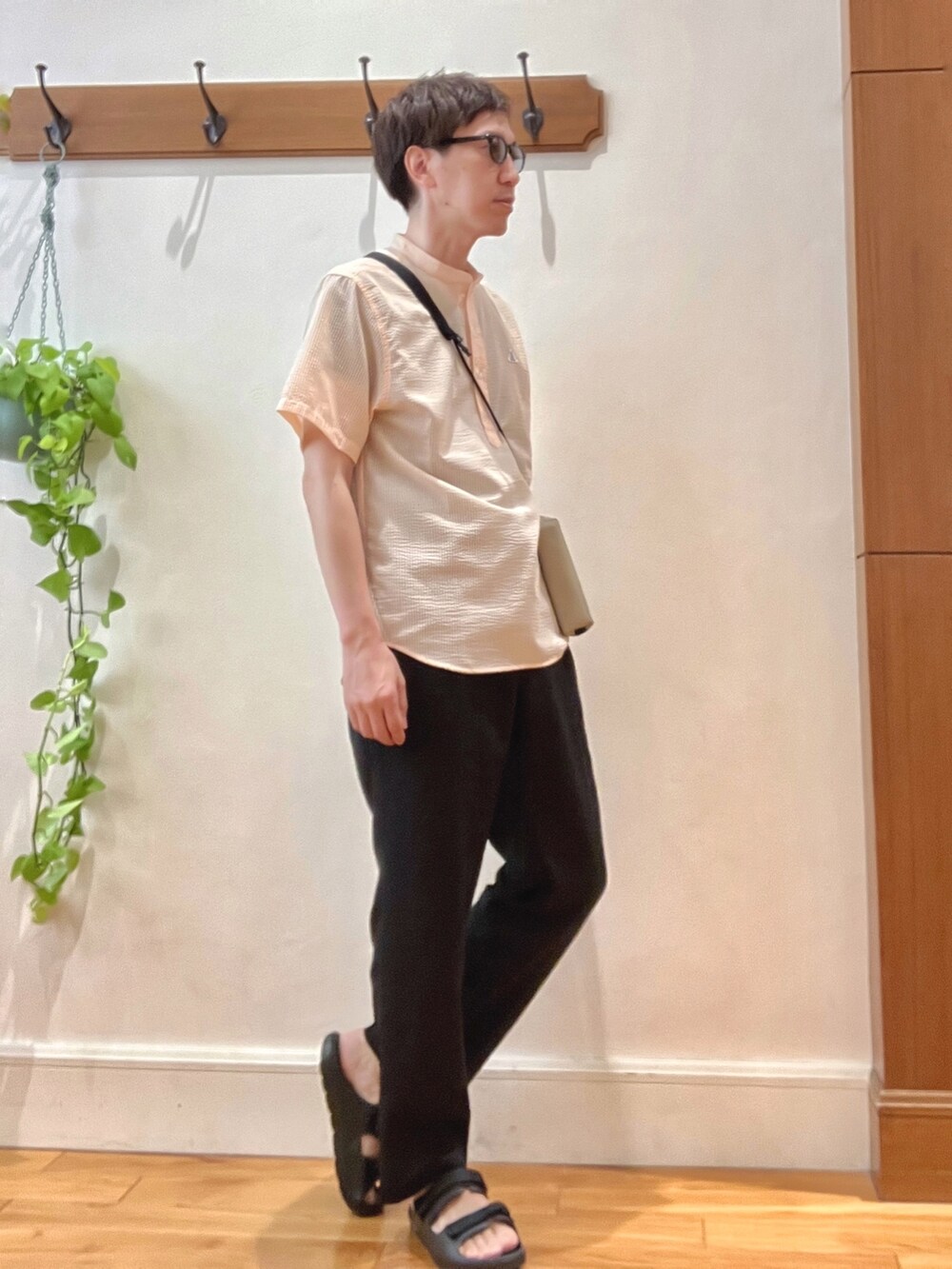 オレンジ系のシャツ/ブラウス、ホワイト系のショルダーバッグ、ブラック系のその他パンツを着用したメンズの夏コーディネートの5枚目の写真