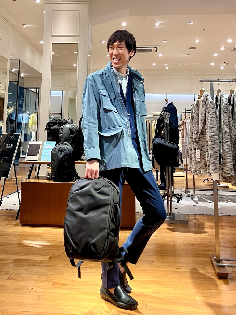 グリーン系のシャツ/ブラウス、ブルー系のブルゾン、ブルー系のカーディガン/ボレロを着用したメンズの冬コーディネートの8枚目の写真