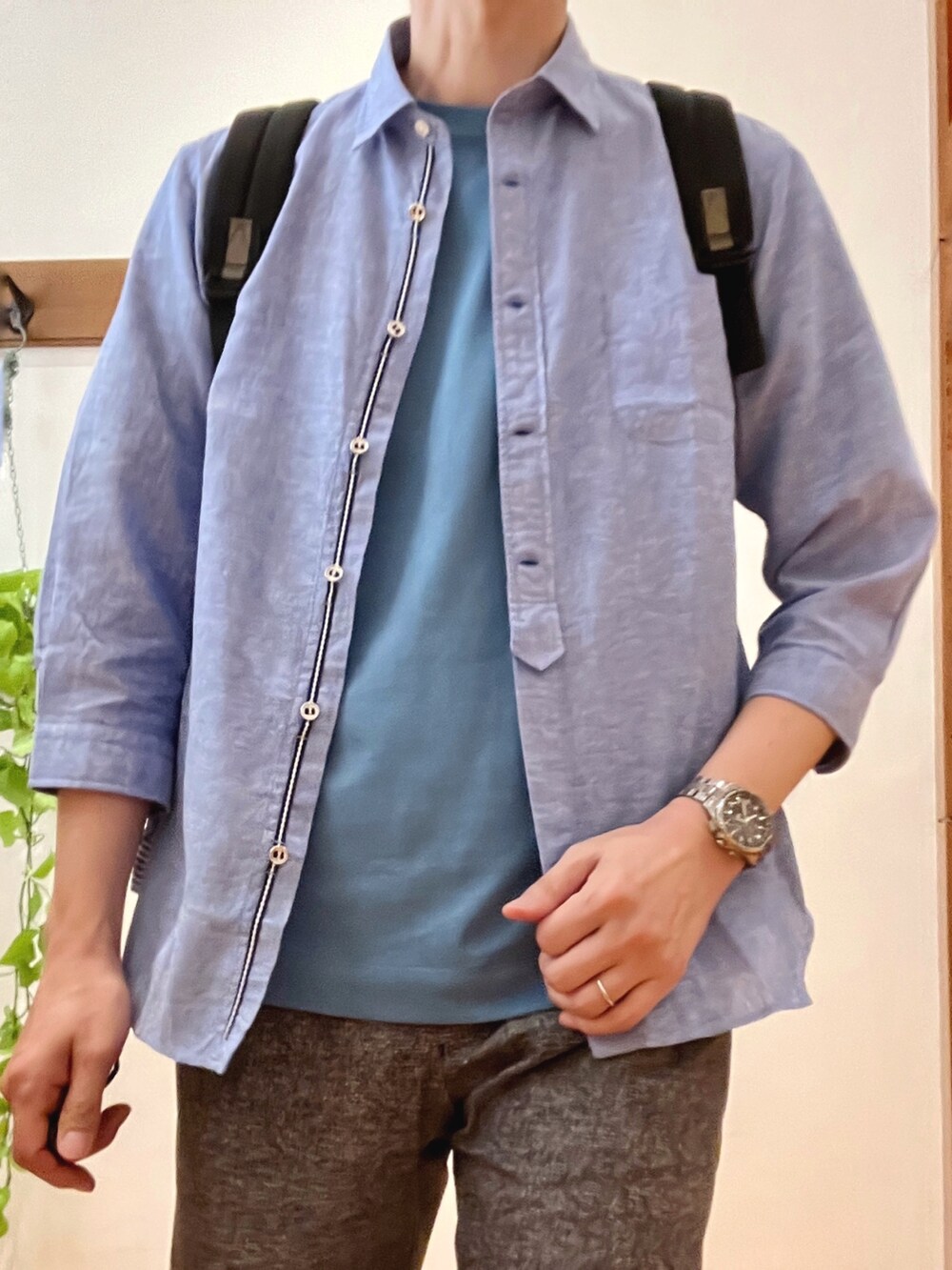 ブラック系のバックパック/リュック、グレー系のその他パンツ、ブルー系のTシャツ/カットソーを着用したメンズの春コーディネートの8枚目の写真