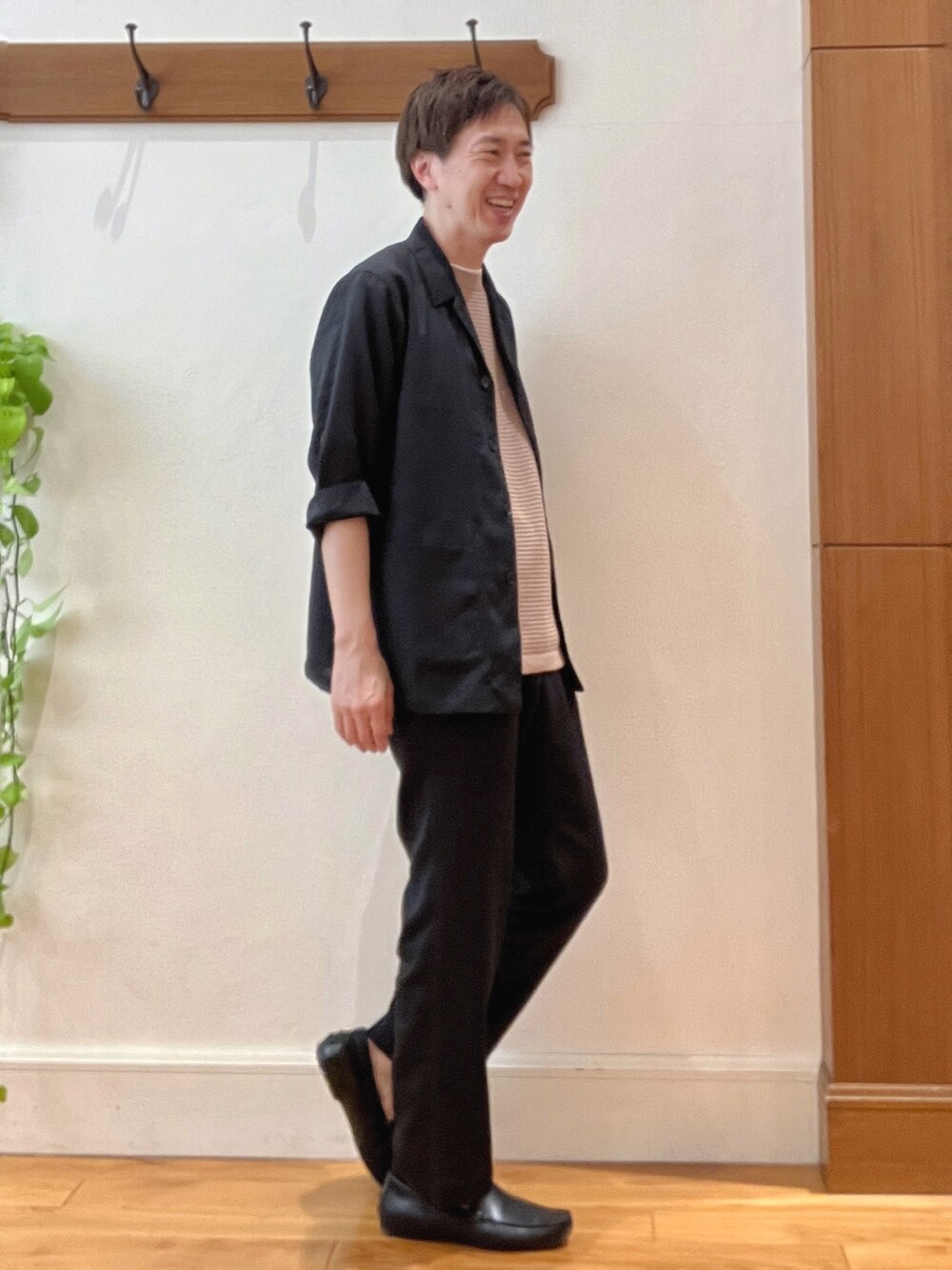 ブラック系のシャツ/ブラウス、ブラック系のその他パンツ、ベージュ系のニット/セーターを着用したメンズの春コーディネートの6枚目の写真