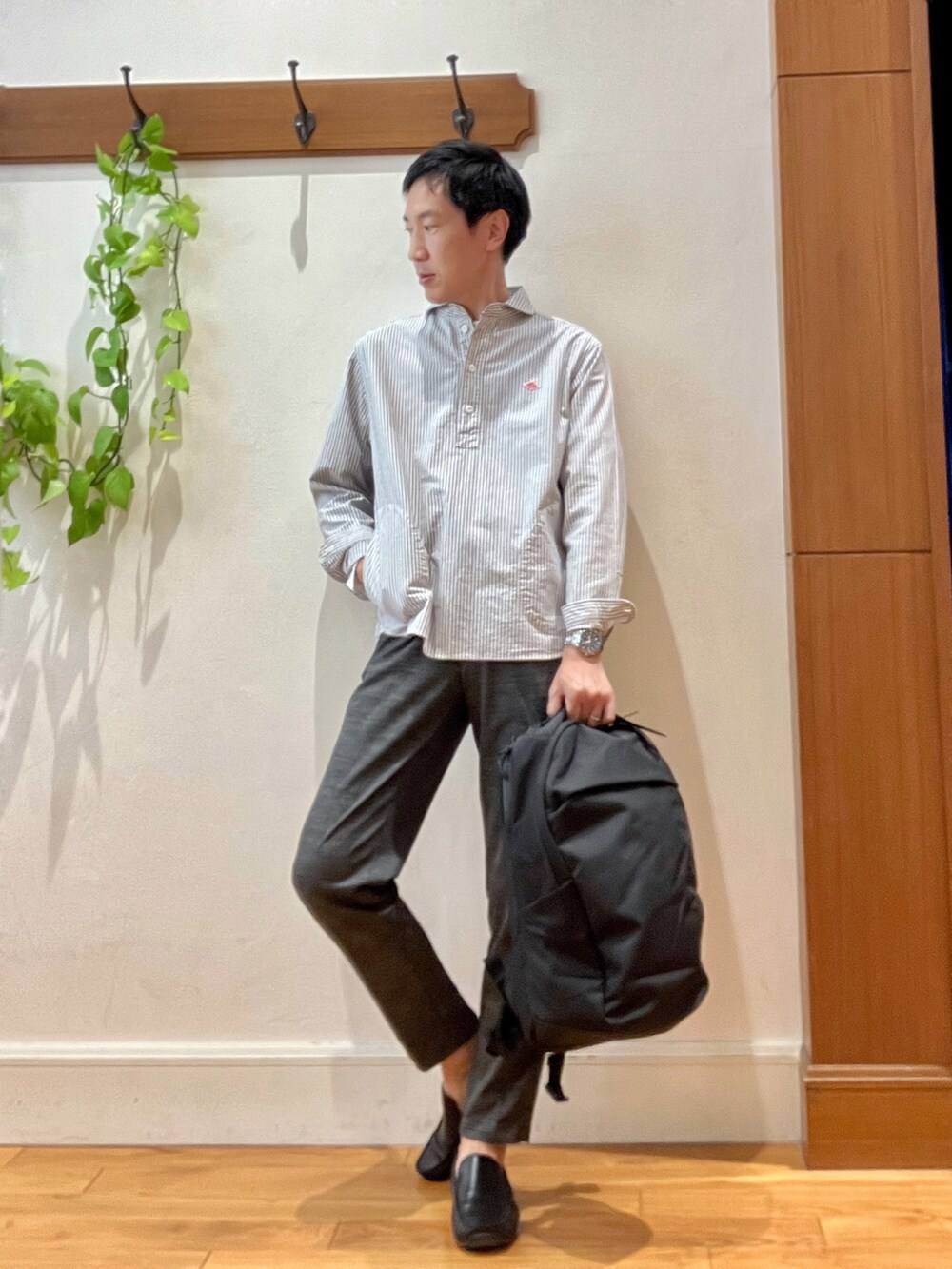 ブルー系のシャツ/ブラウス、グレー系のその他パンツ、ブラック系のバックパック/リュックを着用したメンズの秋コーディネートの7枚目の写真