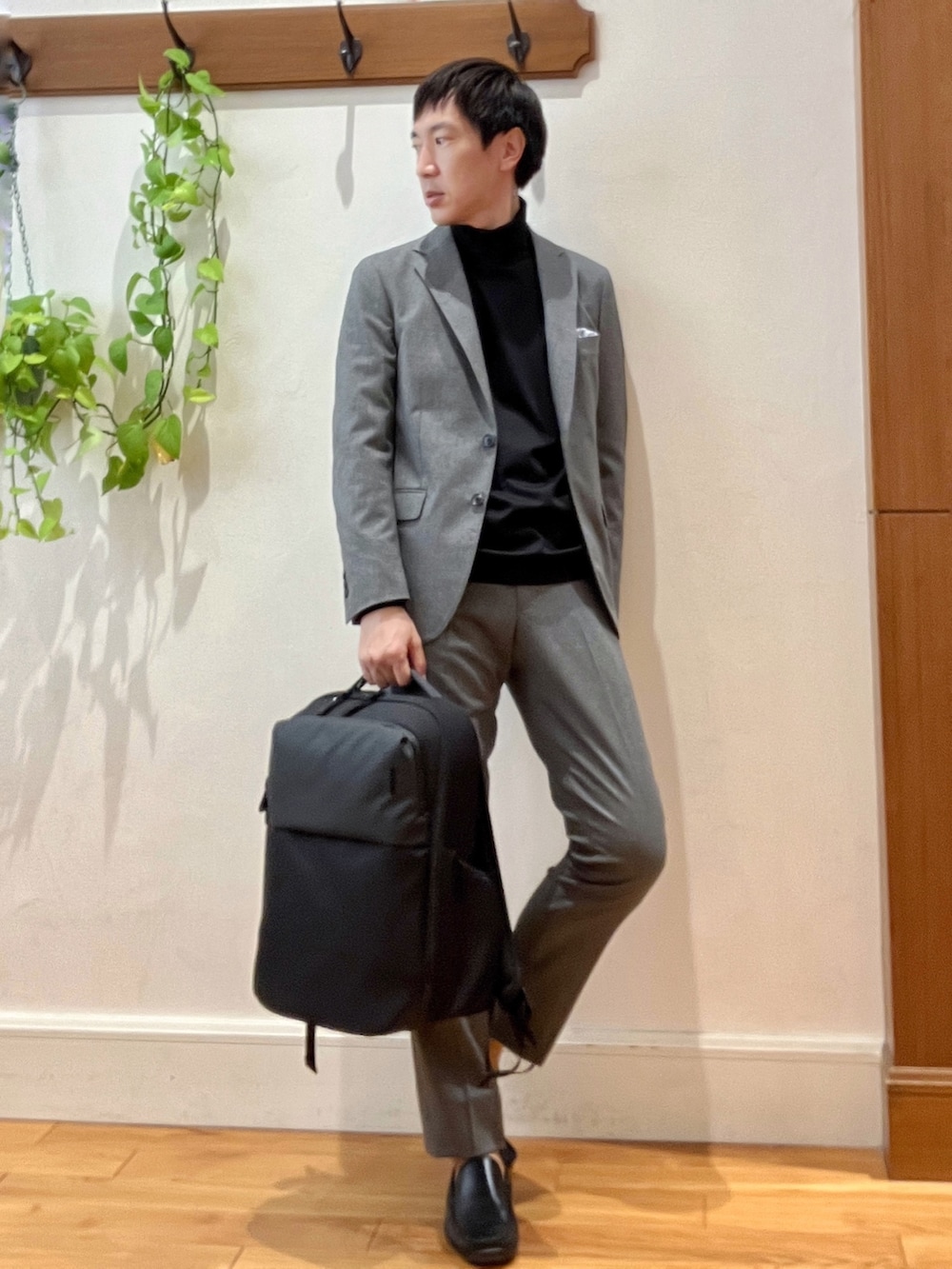 グレー系のテーラードジャケット、ブラック系のTシャツ/カットソー、グレー系のその他パンツを着用したメンズの秋コーディネートの8枚目の写真