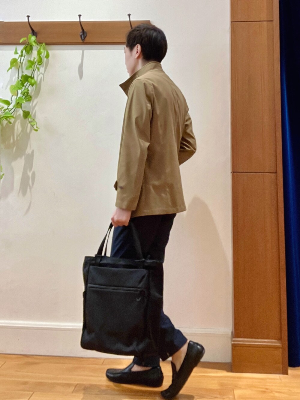 ベージュ系のブルゾン、ブルー系のテーラードジャケット、グレー系のTシャツ/カットソーを着用したメンズの春コーディネートの4枚目の写真