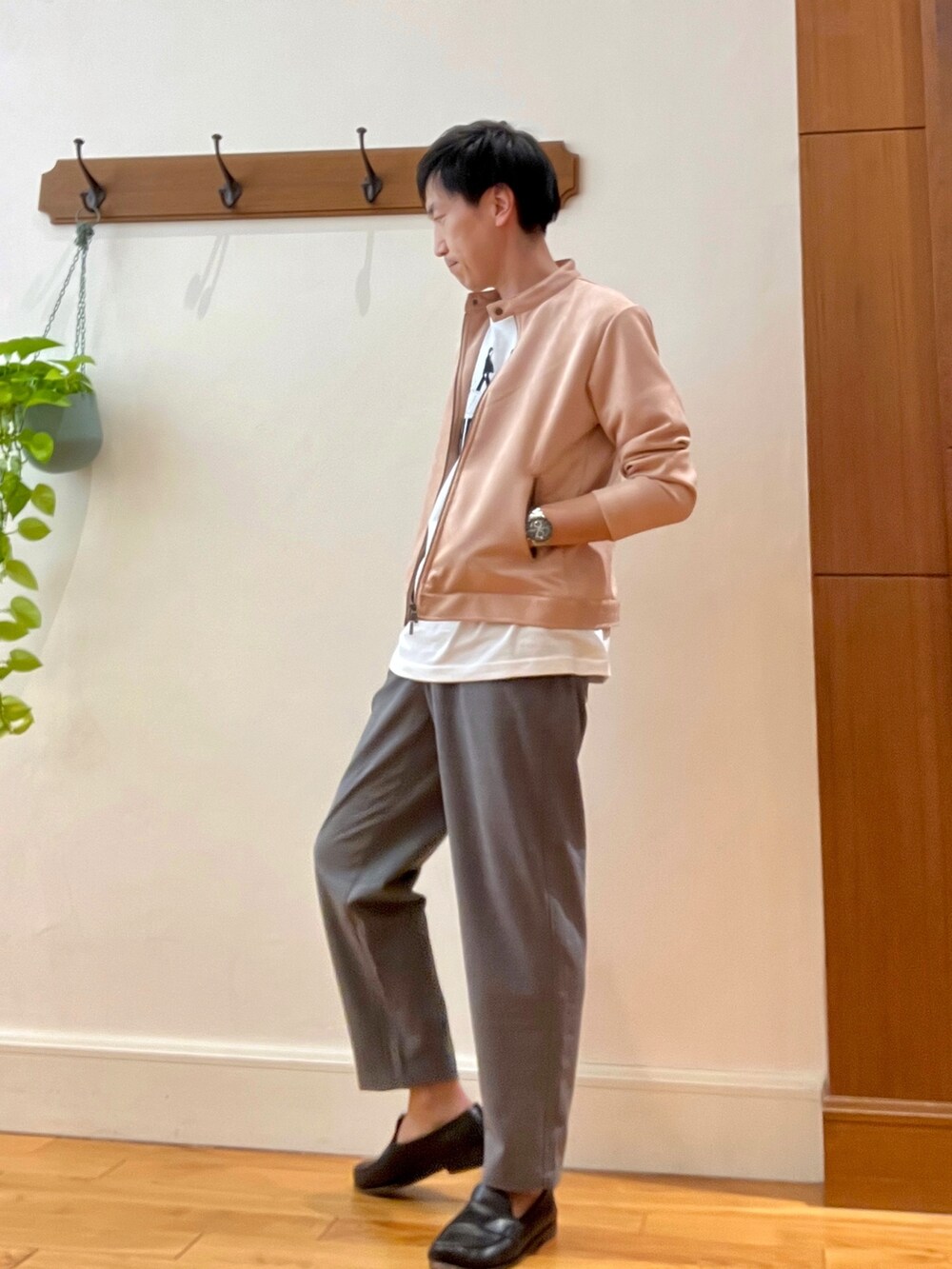 「春服デビュー宣言、淡色コーデ、オトナカジュアル、春夏コーデ、ローファー、Tシャツ、プリントT、ノーリーズ、NOLLEY'S、Topologie、スマホショルダー、ライダース、スウェード、スエード、ビートルズ」|「NOLLEY'S goodmanのダンボール ライダースジャケット 23SS(ライダースジャケット、ピンク系)」を使った、Tatsuo.YMさん(メンズ・182cm)の春コーディネートの4枚目の写真