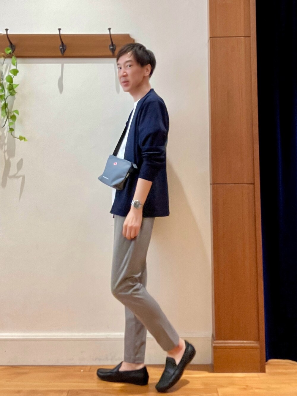 グレー系のその他パンツ、ホワイト系のTシャツ/カットソー、ブルー系のショルダーバッグを着用したメンズの秋コーディネートの3枚目の写真