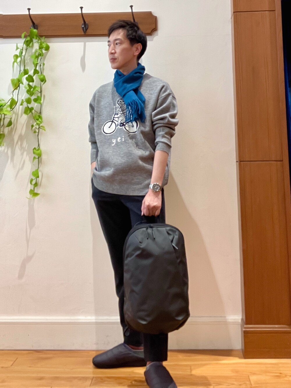 ブルー系のその他パンツ、グレー系のニット/セーター、グレー系のバックパック/リュックを着用したメンズの冬コーディネートの2枚目の写真