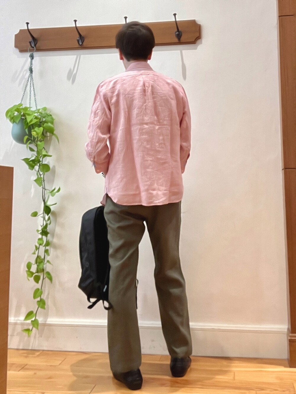 レッド系のシャツ/ブラウス、ホワイト系のTシャツ/カットソー、グリーン系のその他パンツを着用したメンズの春コーディネートの4枚目の写真