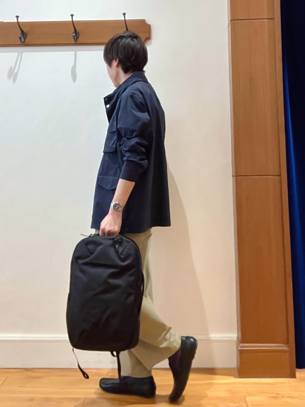 ブルー系のブルゾン、ホワイト系のTシャツ/カットソー、ブラック系のバックパック/リュックを着用したメンズの春コーディネートの3枚目の写真