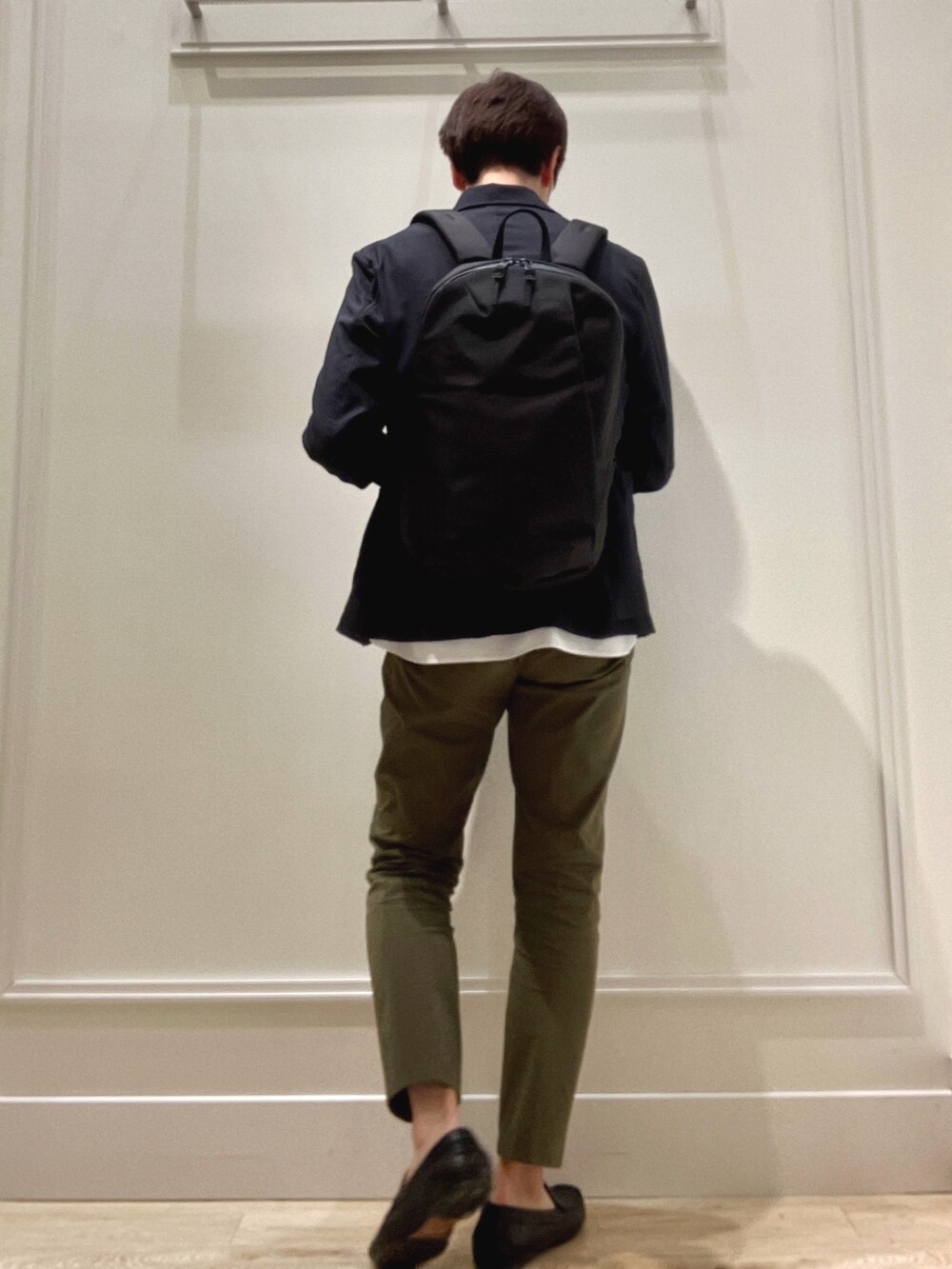 ホワイト系のシャツ/ブラウス、ブルー系のテーラードジャケット、ブラック系のバックパック/リュックを着用したメンズの冬コーディネートの5枚目の写真