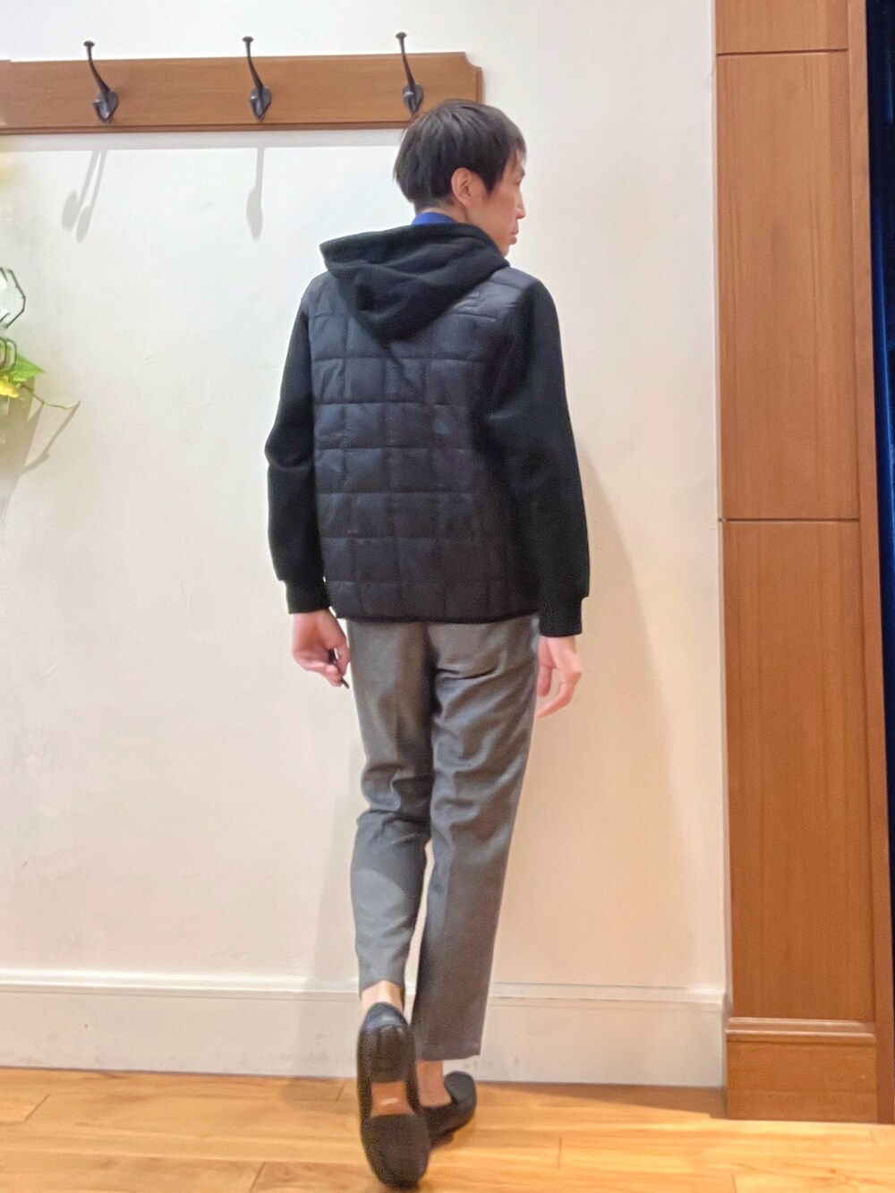 ブラック系のブルゾン、ブルー系のTシャツ/カットソー、グレー系のその他パンツを着用したメンズの秋コーディネートの5枚目の写真