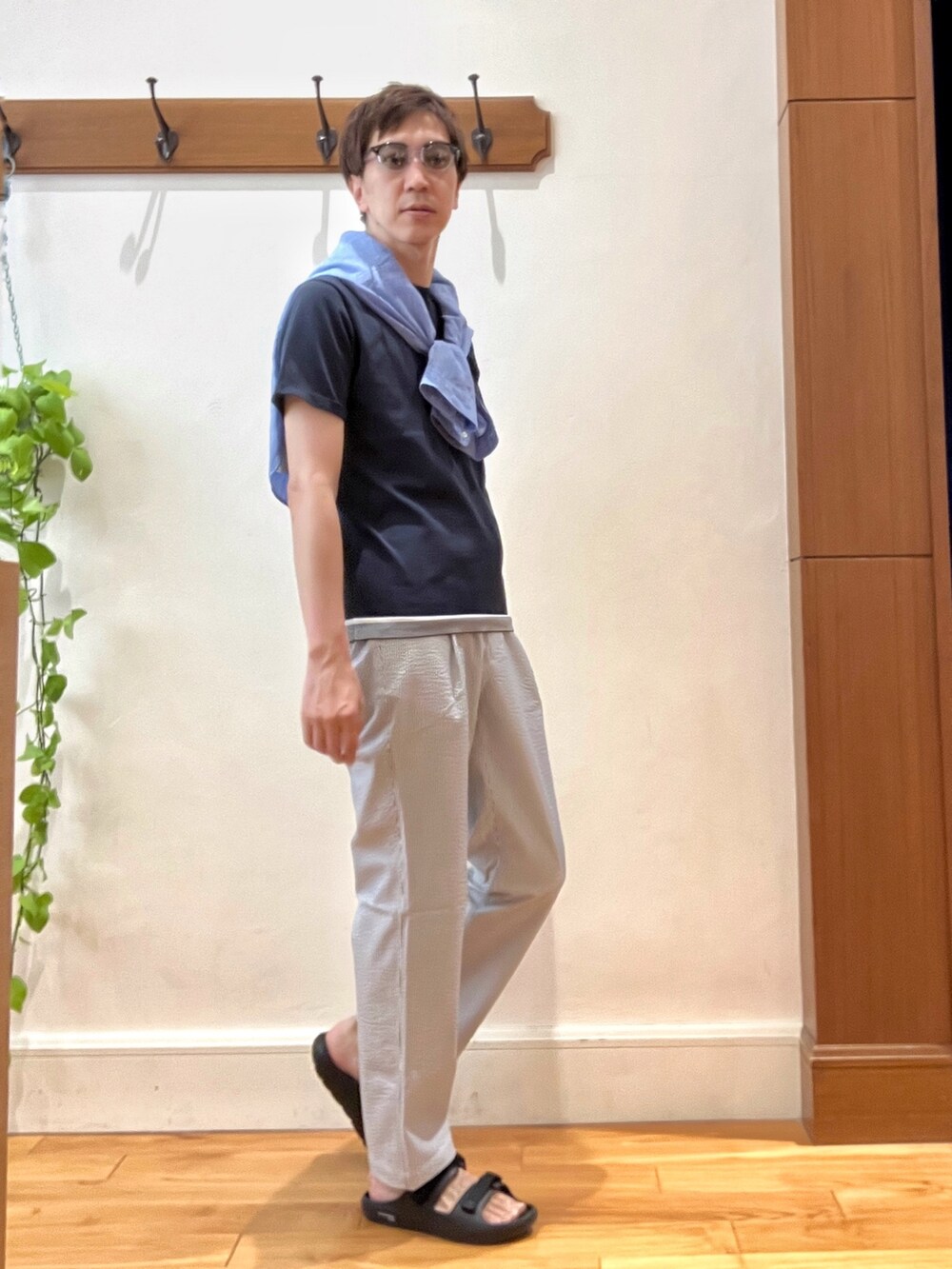 ブルー系のシャツ/ブラウス、ブラック系のサンダル、ホワイト系のその他パンツを着用したメンズの夏コーディネートの5枚目の写真