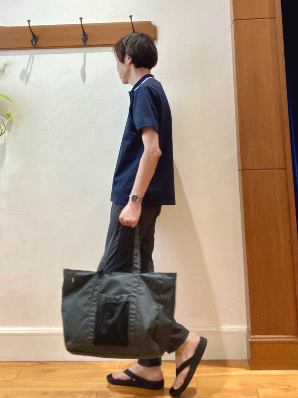 グレー系のトートバッグ、グレー系のその他パンツ、ブラック系のサンダルを着用したメンズの夏コーディネートの4枚目の写真