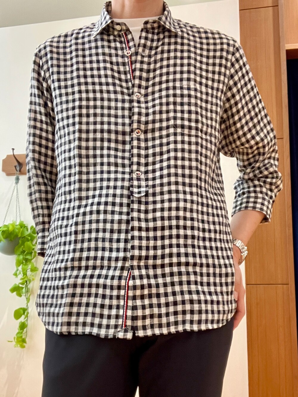 ブルー系のその他パンツ、ブラック系のシャツ/ブラウスを着用したメンズの春コーディネートの7枚目の写真