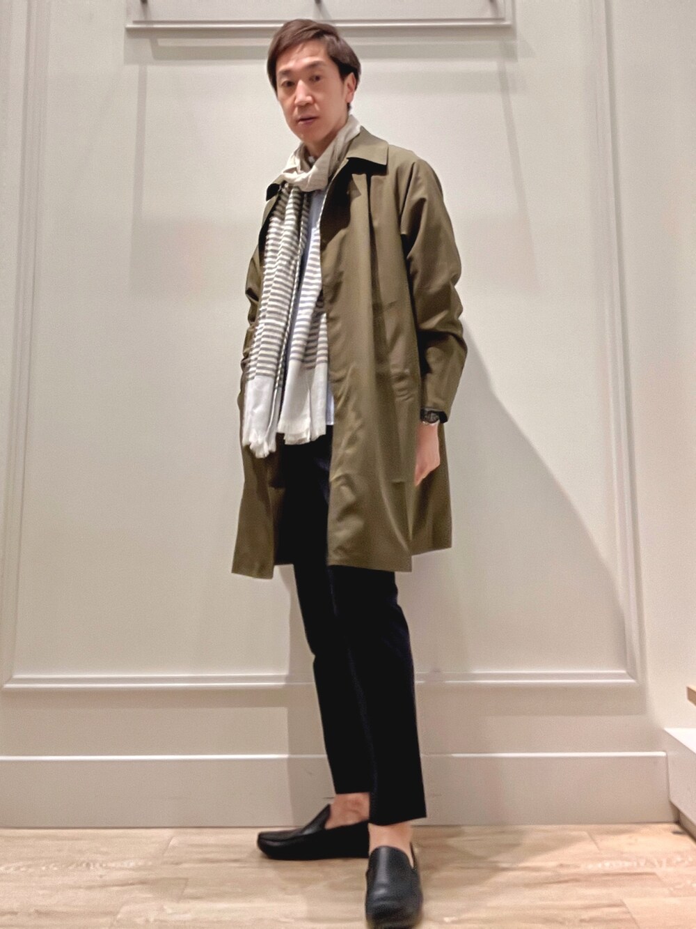 グリーン系のステンカラーコート、ブルー系のシャツ/ブラウス、ブルー系のその他パンツを着用したメンズの冬コーディネートの2枚目の写真