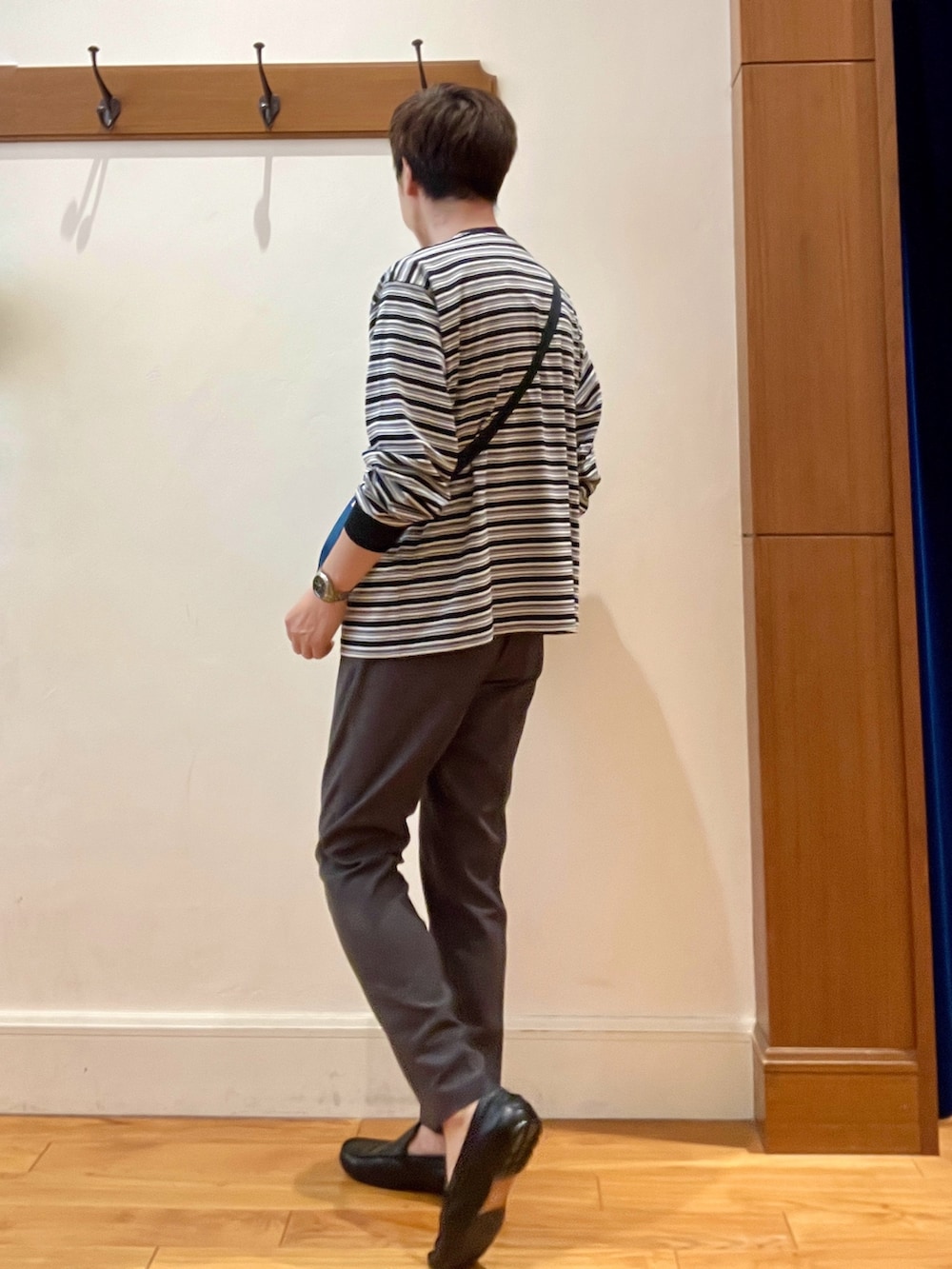 ブラック系のTシャツ/カットソー、グレー系のその他パンツ、ブルー系のショルダーバッグを着用したメンズの夏コーディネートの3枚目の写真