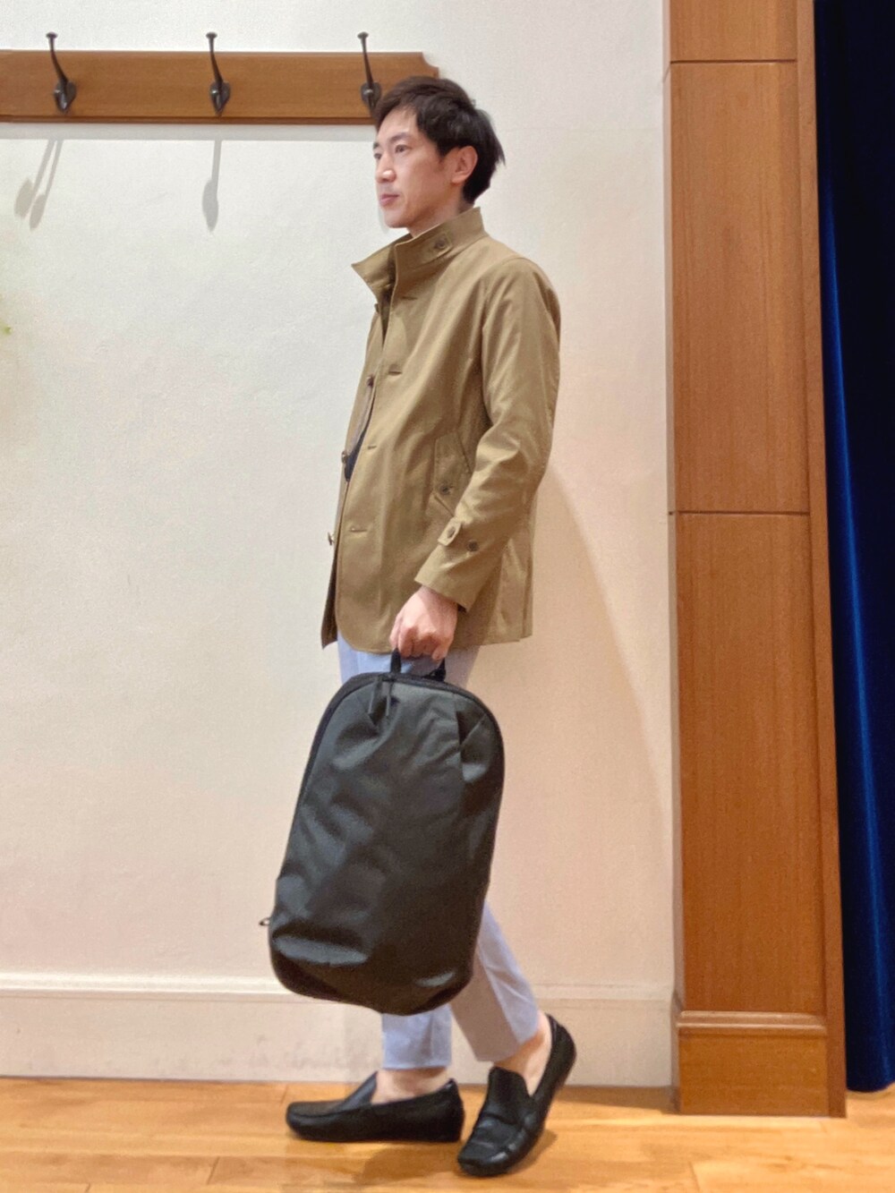 ベージュ系のブルゾン、ブラック系のシャツ/ブラウス、ブルー系のチノパンツを着用したメンズの春コーディネートの3枚目の写真