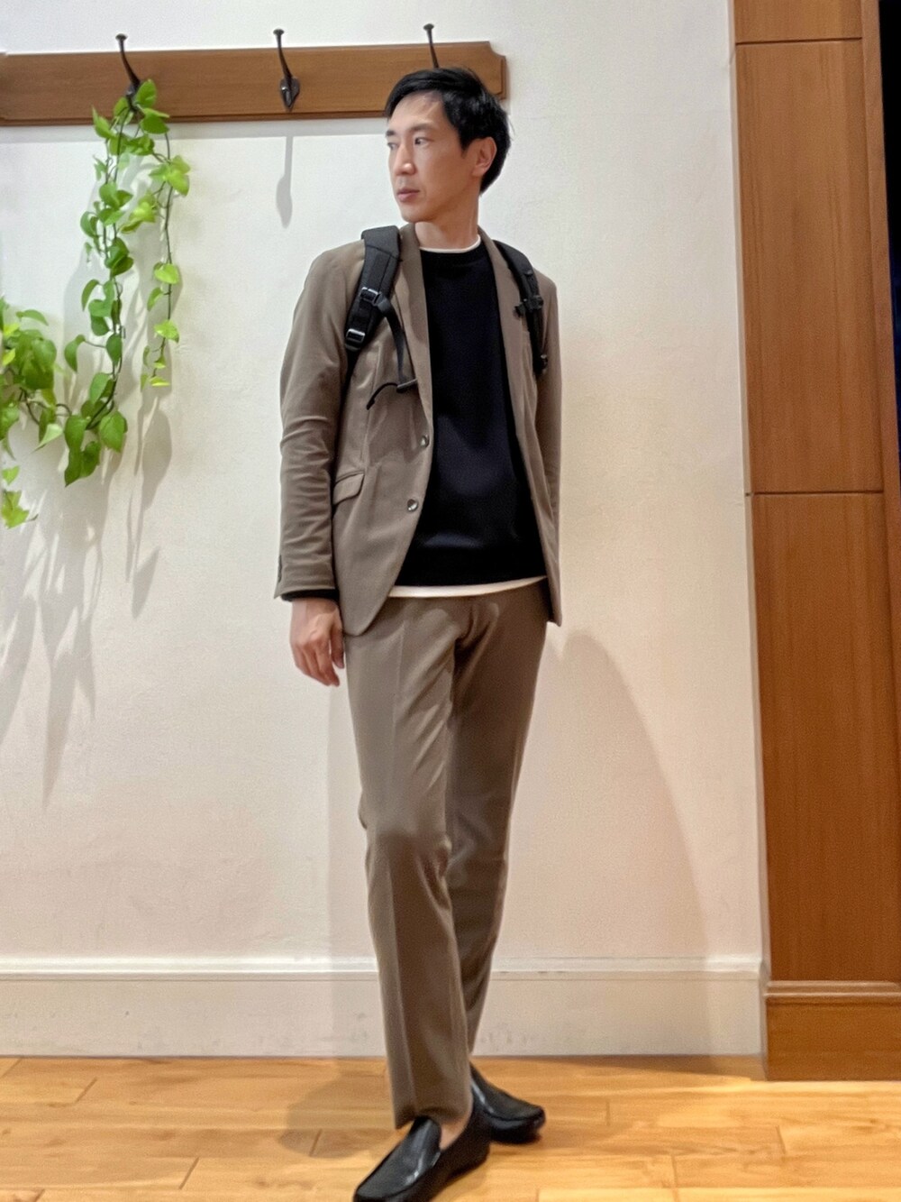 ベージュ系のテーラードジャケット、ベージュ系のその他パンツ、ブルー系のTシャツ/カットソーを着用したメンズの秋コーディネートの6枚目の写真