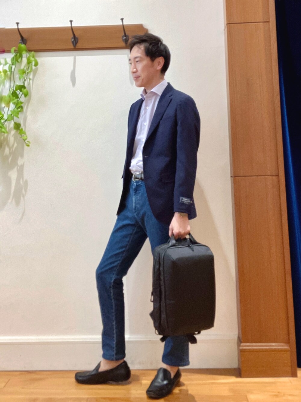 ブルー系のテーラードジャケット、パープル系のシャツ/ブラウス、ブルー系のデニムパンツを着用したメンズの春コーディネートの7枚目の写真