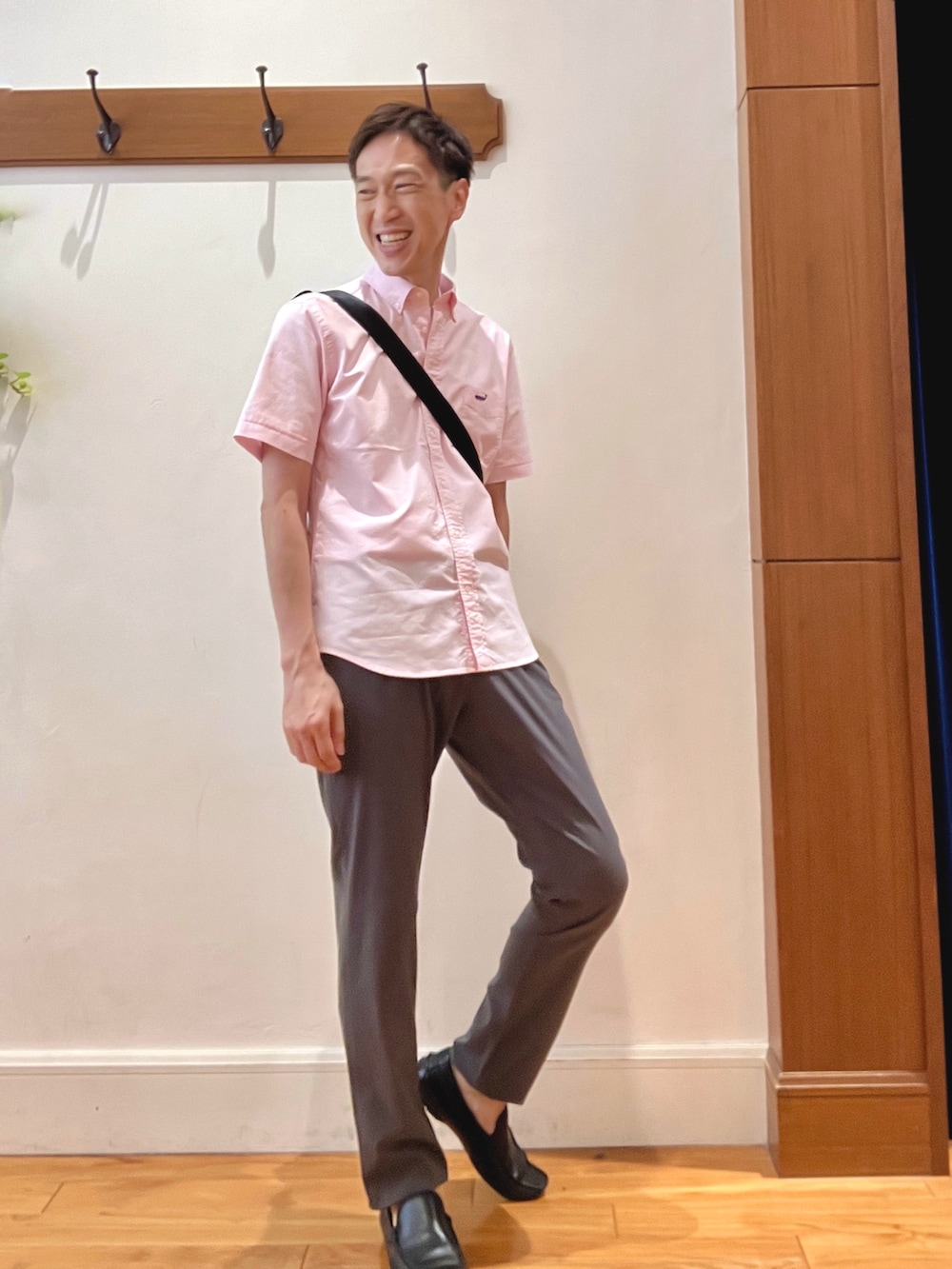 ピンク系のシャツ/ブラウス、ホワイト系のTシャツ/カットソー、ブラック系のショルダーバッグを着用したメンズの夏コーディネートの7枚目の写真