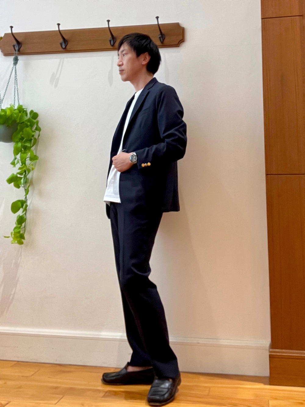 ブルー系のテーラードジャケット、ブルー系のその他パンツ、ホワイト系のTシャツ/カットソーを着用したメンズの春コーディネートの3枚目の写真