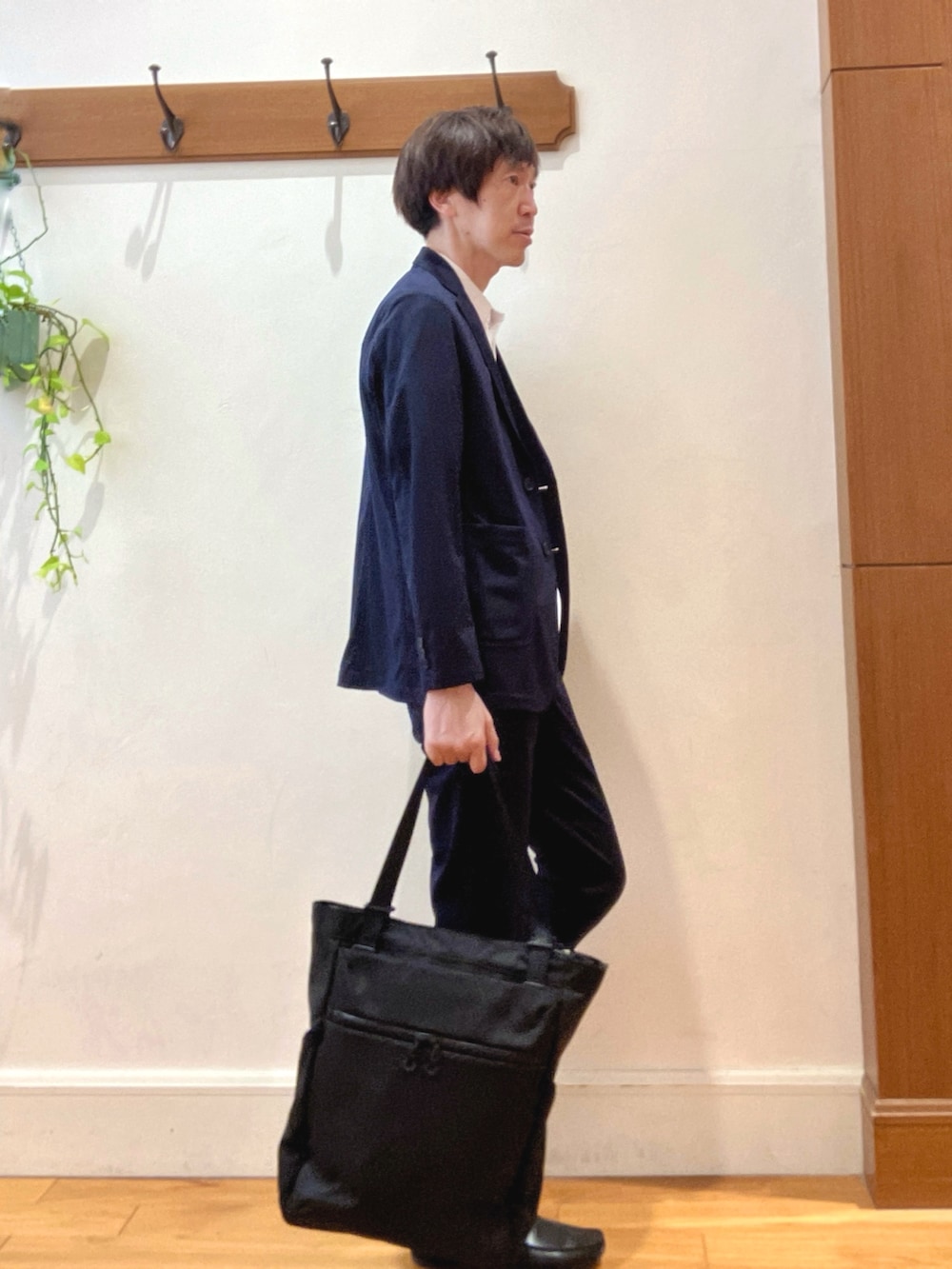ブルー系のテーラードジャケット、ブルー系のその他パンツ、ホワイト系のポロシャツを着用したメンズの春コーディネートの4枚目の写真