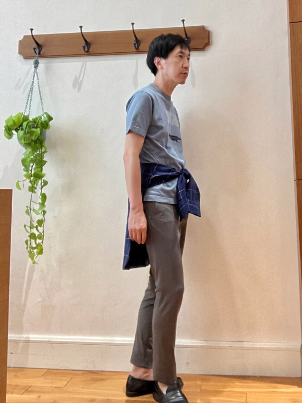 ブルー系のTシャツ/カットソー、ブルー系のシャツ/ブラウス、グレー系のその他パンツを着用したメンズの春コーディネートの3枚目の写真