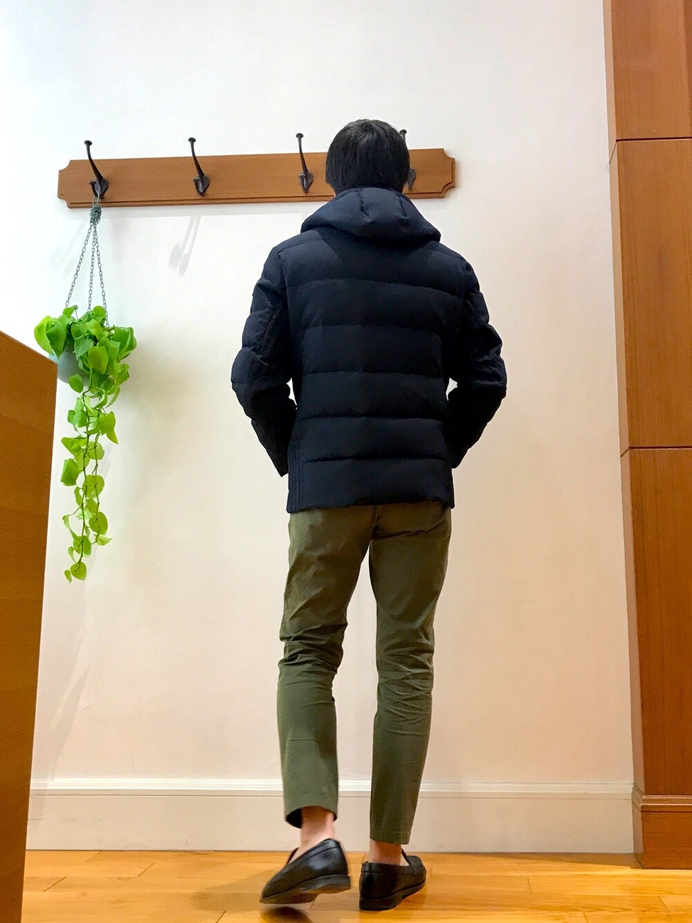 ブルー系のダウンジャケット/コート、グリーン系のチノパンツを着用したメンズの冬コーディネートの6枚目の写真