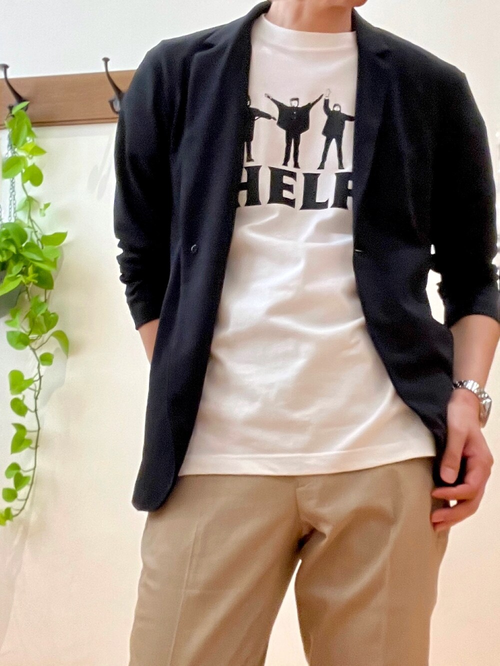 グレー系のカーディガン/ボレロ、ホワイト系のTシャツ/カットソー、ベージュ系のその他パンツを着用したメンズの春コーディネートの7枚目の写真