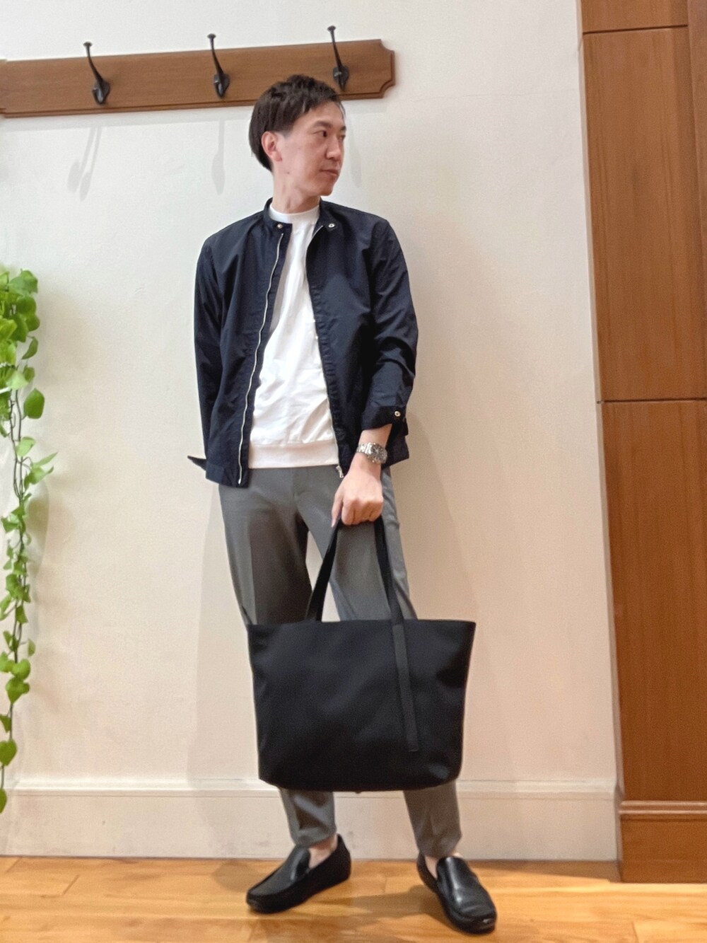 ブラック系のシャツ/ブラウス、ホワイト系のTシャツ/カットソー、グレー系のその他パンツを着用したメンズの春コーディネートの2枚目の写真