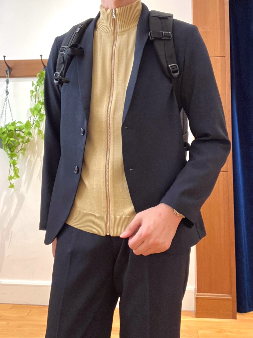 ブルー系のテーラードジャケット、ブルー系のその他パンツ、ベージュ系のカーディガン/ボレロを着用したメンズの冬コーディネートの8枚目の写真