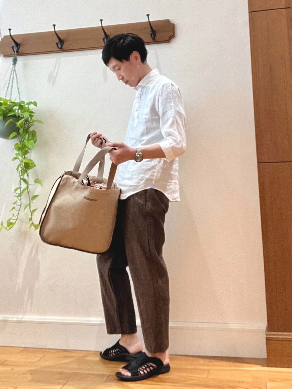 ホワイト系のシャツ/ブラウス、ブラウン系のその他パンツ、ブラック系のサンダルを着用したメンズの春コーディネートの2枚目の写真