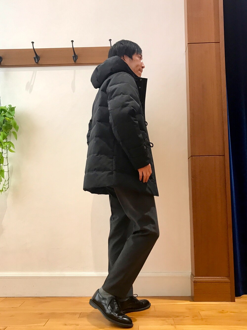ブラック系のダウンジャケット/コート、ホワイト系のニット/セーターを着用したメンズの冬コーディネートの5枚目の写真