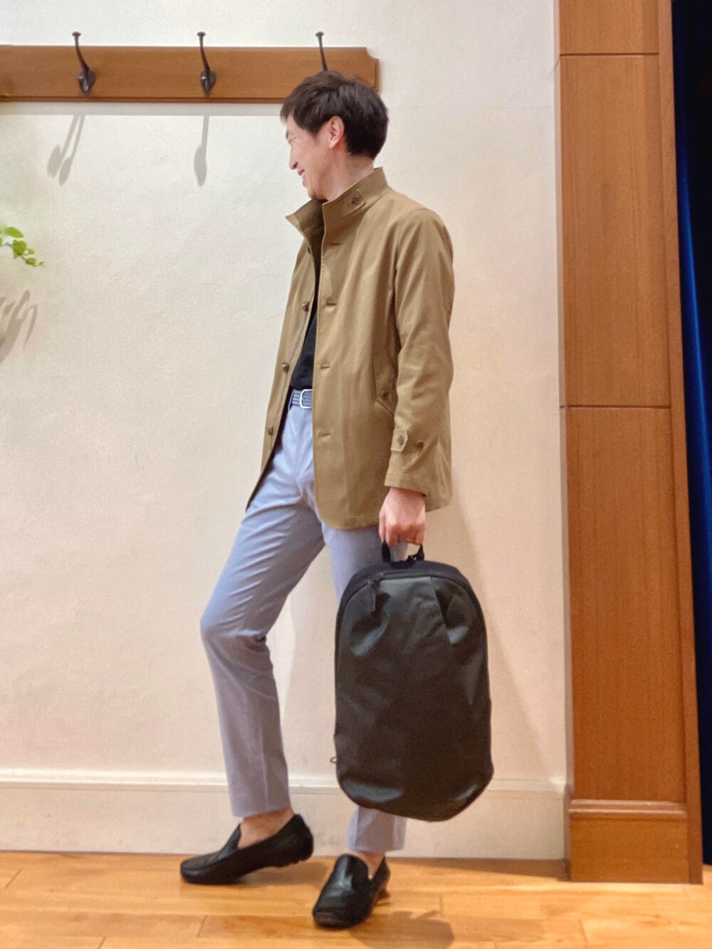 ベージュ系のブルゾン、ブラック系のシャツ/ブラウス、ブルー系のチノパンツを着用したメンズの春コーディネートの4枚目の写真