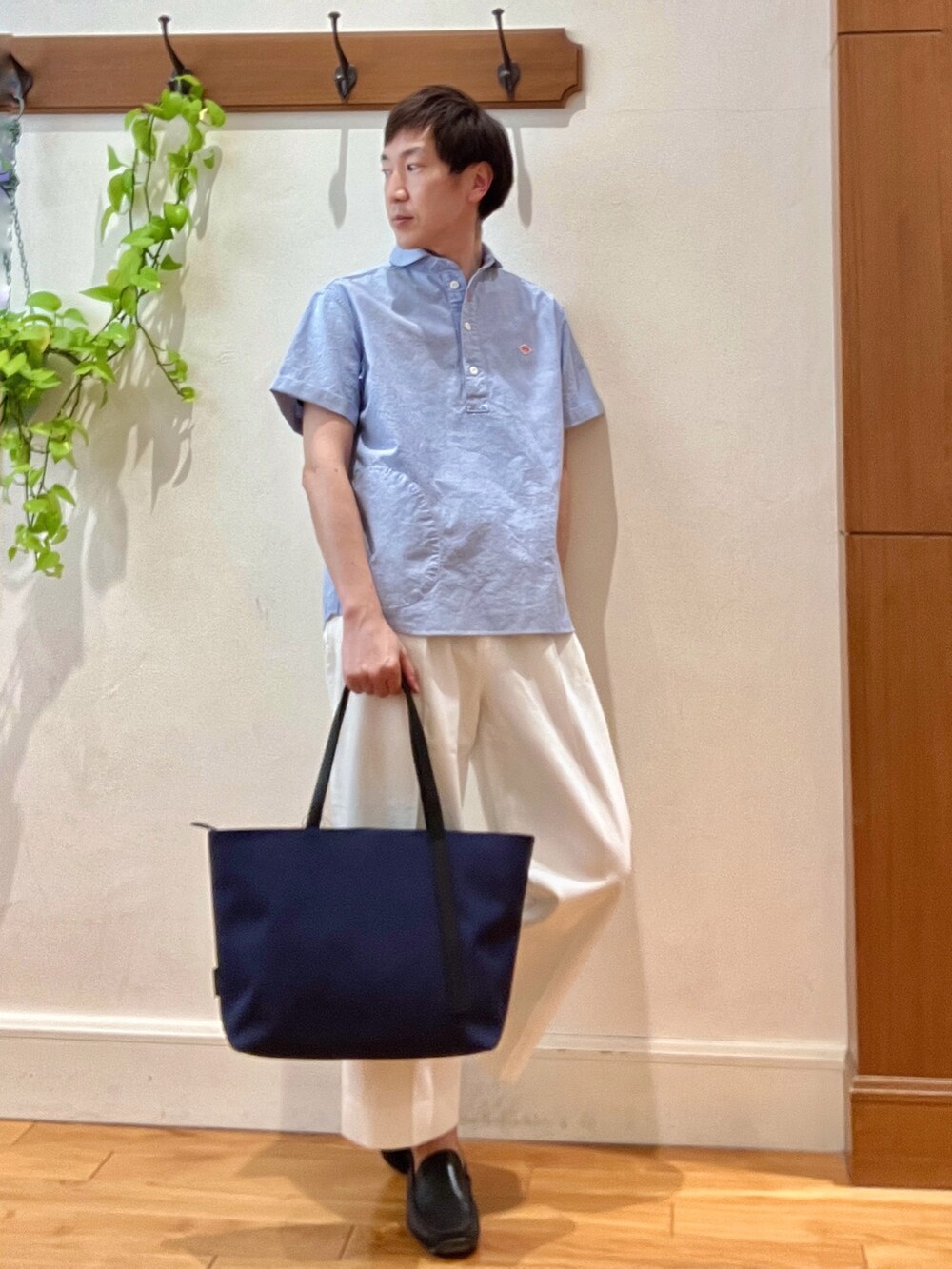 ブルー系のシャツ/ブラウス、ホワイト系のデニムパンツ、ブルー系のトートバッグを着用したメンズの春コーディネートの5枚目の写真