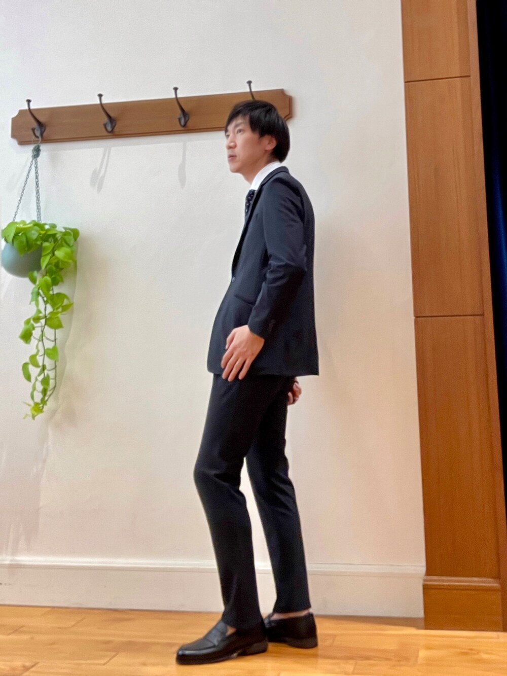 ブラック系のローファー、ブルー系のその他パンツ、ブルー系のネクタイを着用したメンズの冬コーディネートの6枚目の写真