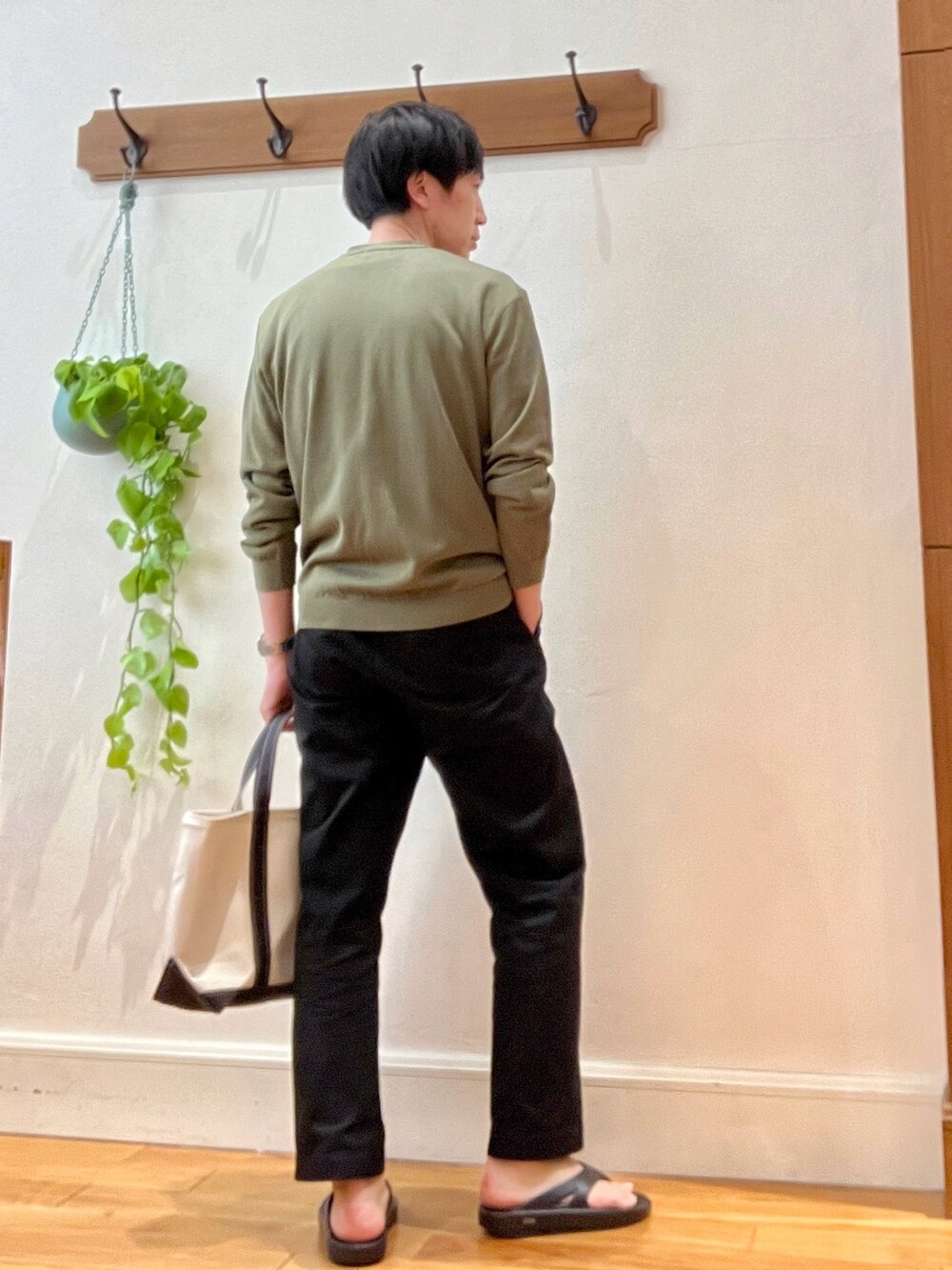 グリーン系のカーディガン/ボレロ、ブラック系のサンダル、ホワイト系のトートバッグを着用したメンズの春コーディネートの4枚目の写真