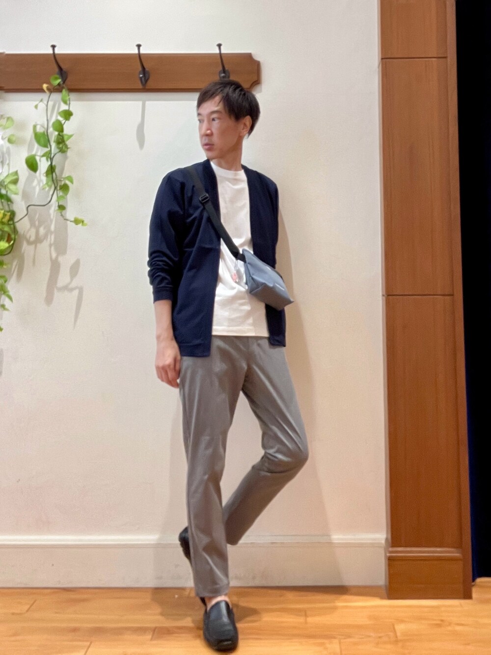 グレー系のその他パンツ、ホワイト系のTシャツ/カットソー、ブルー系のショルダーバッグを着用したメンズの秋コーディネートの7枚目の写真