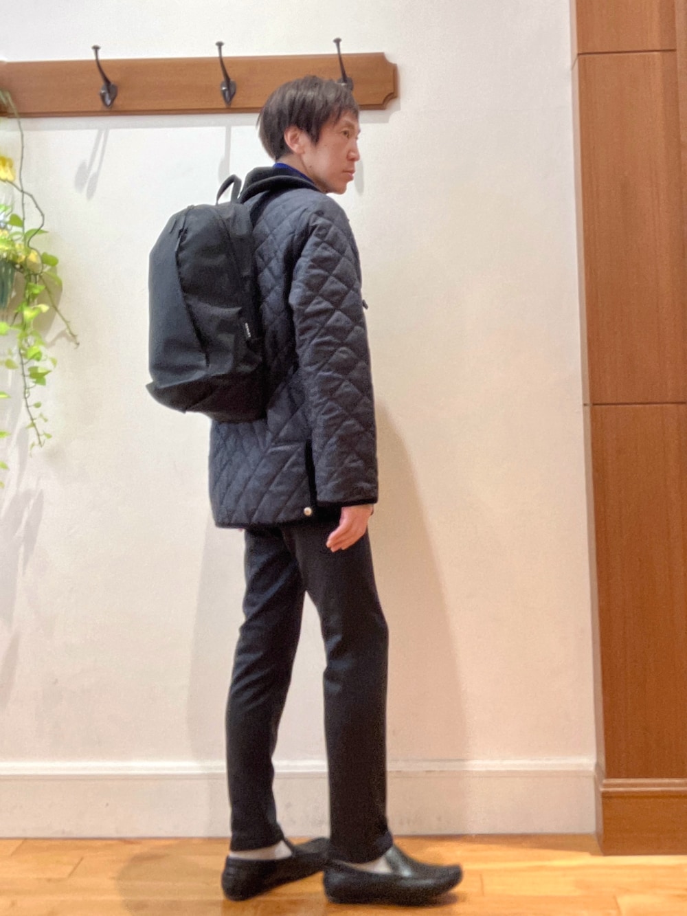 グレー系のその他パンツ、ブラック系のバックパック/リュック、グレー系のブルゾンを着用したメンズの秋コーディネートの6枚目の写真