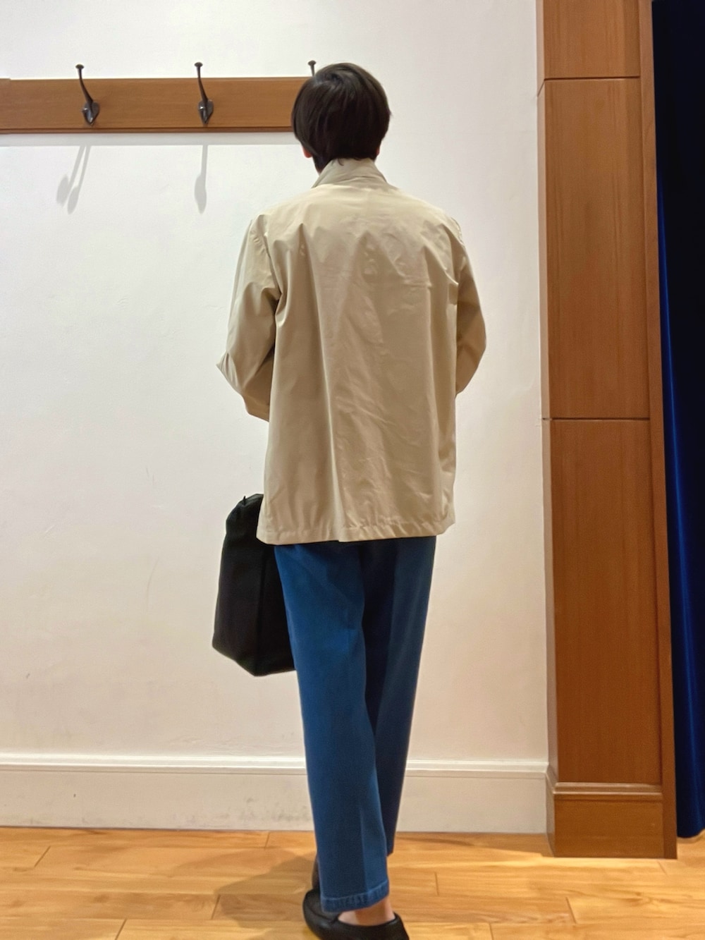 ベージュ系のブルゾン、ホワイト系のシャツ/ブラウス、ブルー系のデニムパンツを着用したメンズの春コーディネートの3枚目の写真