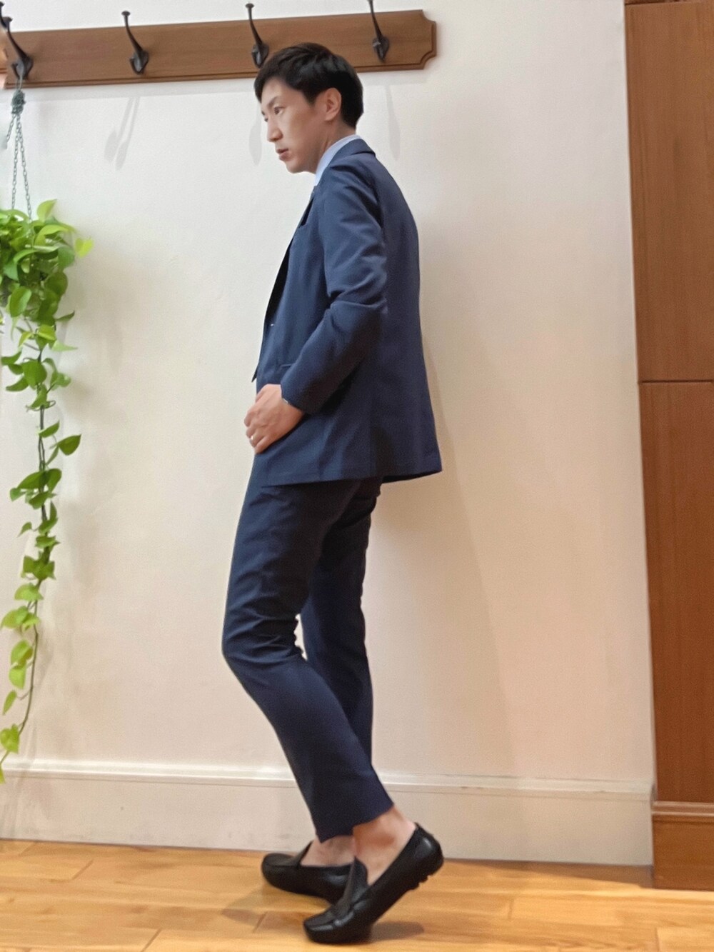 ブルー系のその他パンツ、ブルー系のシャツ/ブラウス、ベージュ系のネクタイを着用したメンズの秋コーディネートの3枚目の写真