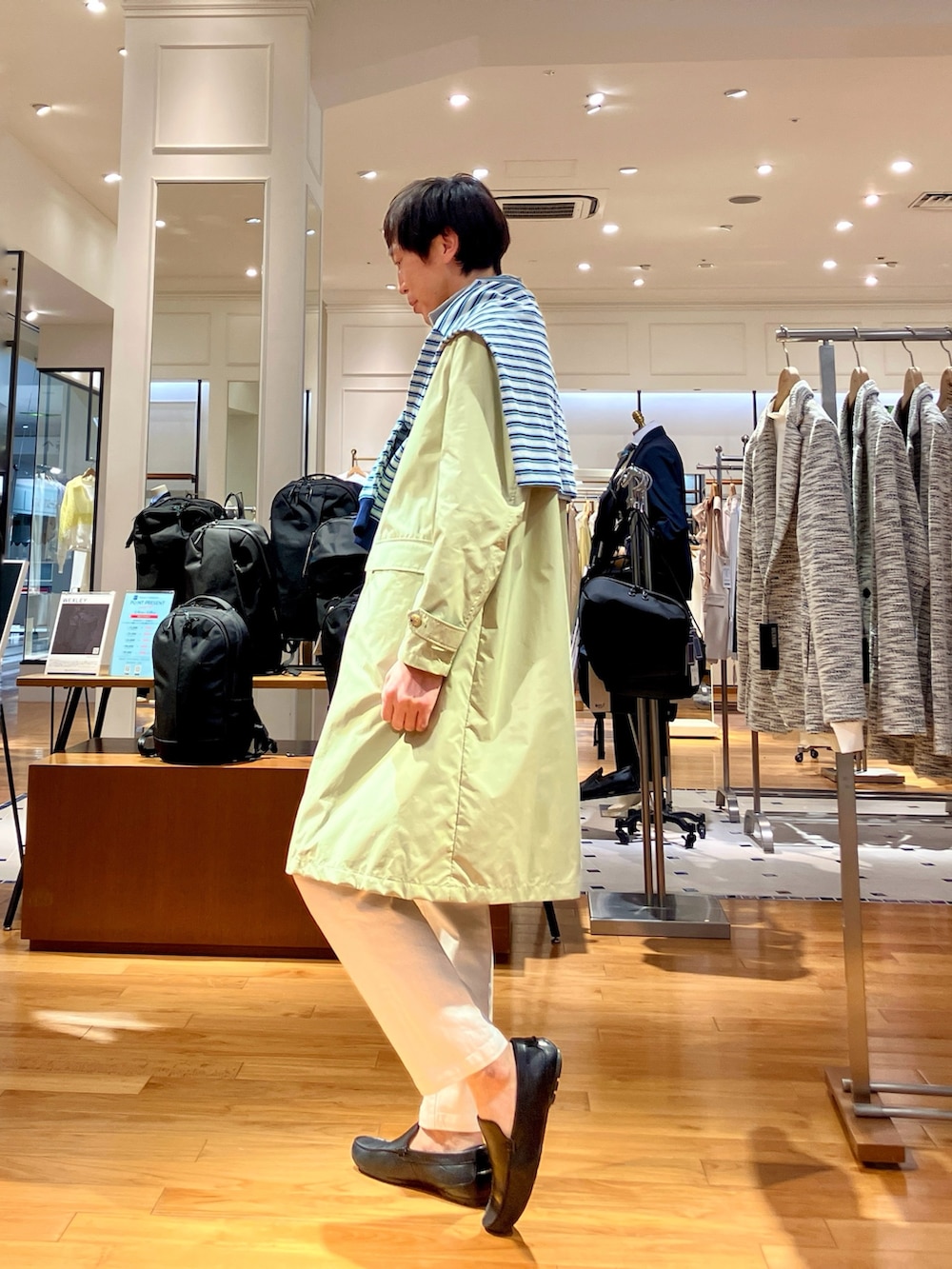 ホワイト系のデニムパンツ、ブルー系のTシャツ/カットソー、グリーン系のシャツ/ブラウスを着用したメンズの冬コーディネートの2枚目の写真