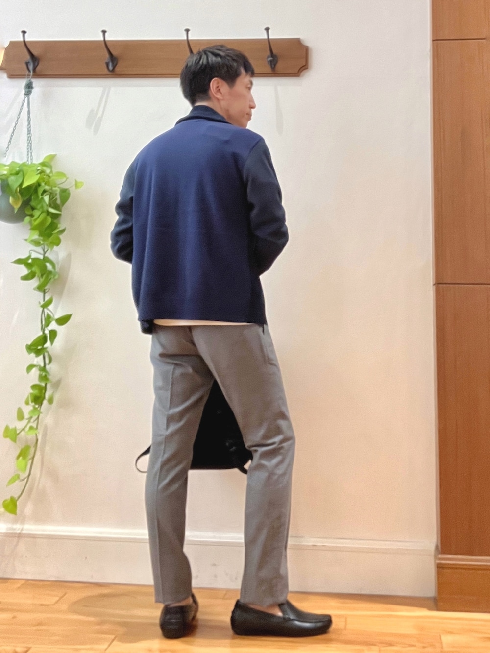 ブルー系のカーディガン/ボレロ、ホワイト系のTシャツ/カットソー、ブラック系のバックパック/リュックを着用したメンズの秋コーディネートの7枚目の写真