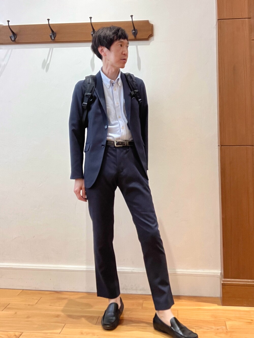 ブルー系のテーラードジャケット、ブルー系のその他パンツ、ブラック系のバックパック/リュックを着用したメンズの春コーディネートの7枚目の写真
