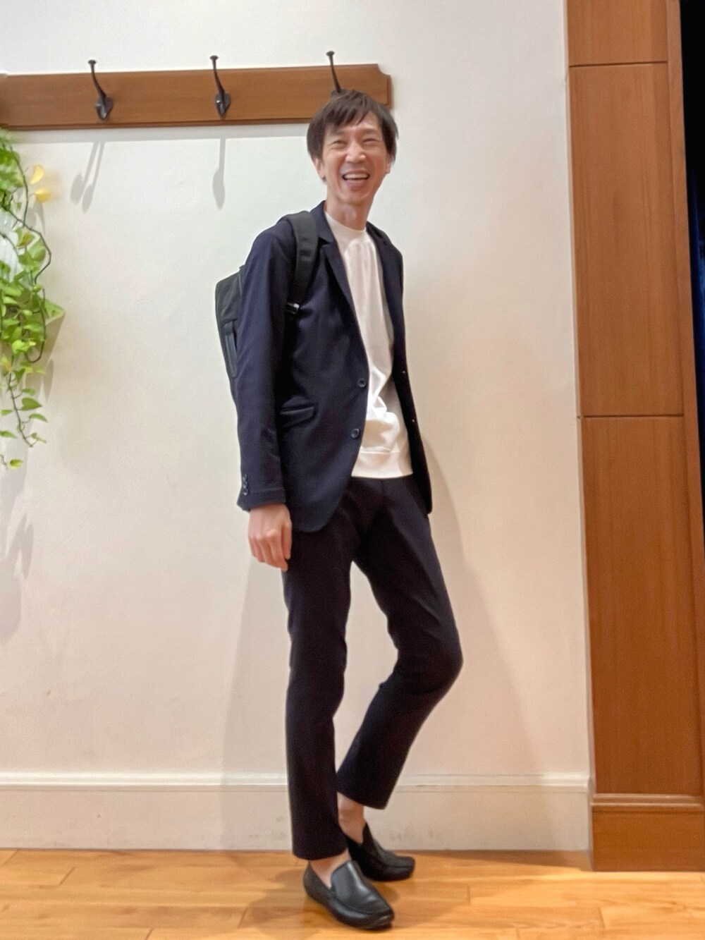 ブルー系のテーラードジャケット、ブルー系のその他パンツ、ホワイト系のTシャツ/カットソーを着用したメンズの秋コーディネートの7枚目の写真