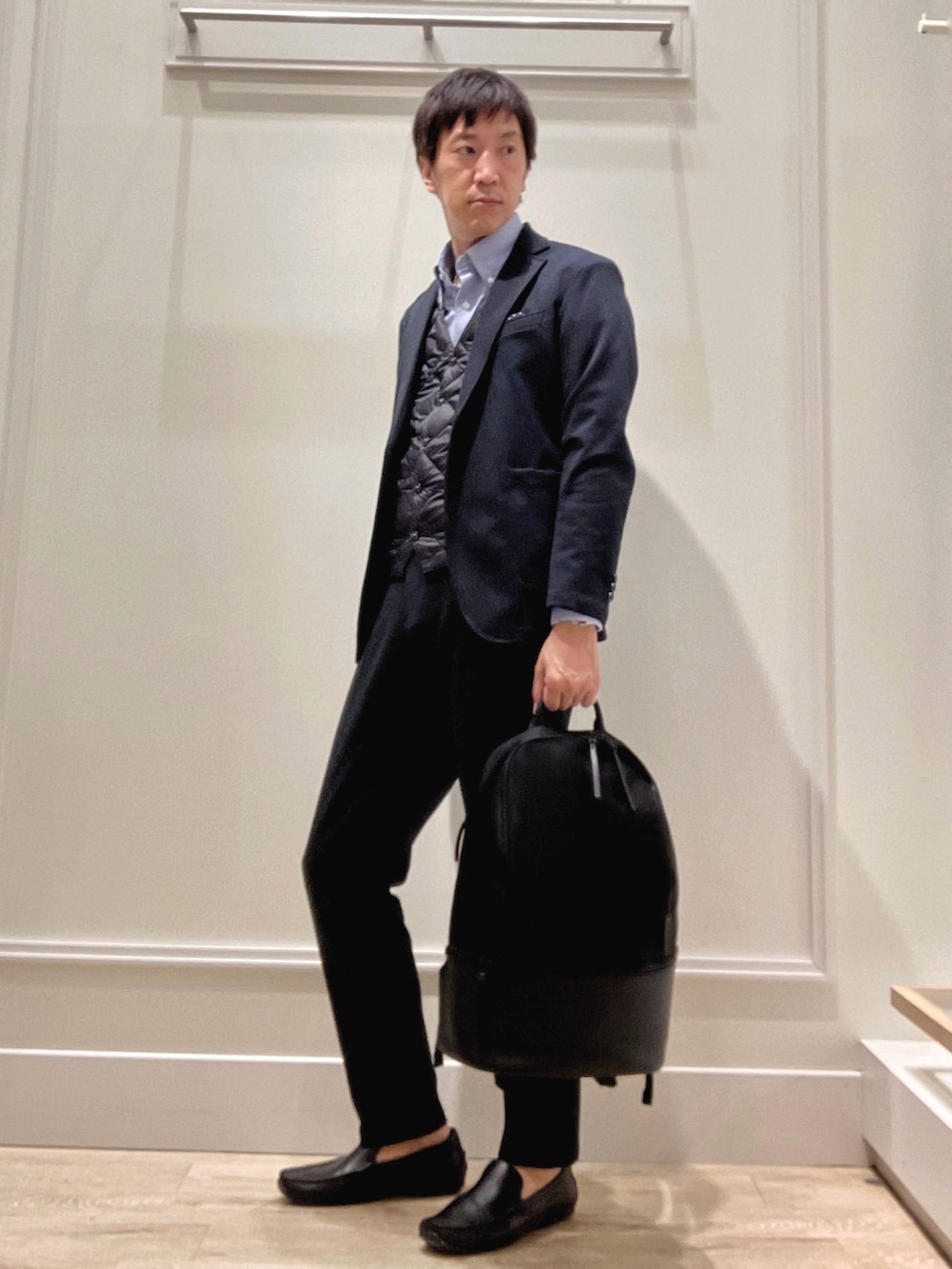 ブルー系のシャツ/ブラウス、ブルー系のテーラードジャケット、ブラック系のダウンベストを着用したメンズの秋コーディネートの3枚目の写真